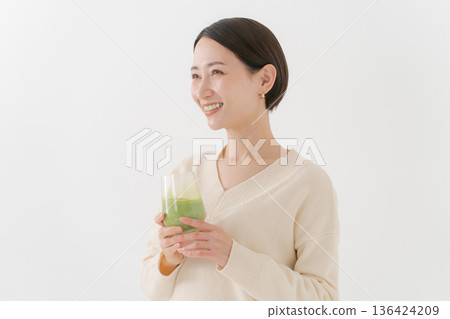 一位女士手持一杯健康飲品 一位女士手持一杯健康飲品 136424209