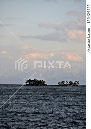 北陸的冬天,冬海,立山山脈與隔海相望的阿武島 北陸的冬天,冬海,立山山脈與隔海相望的阿武島 136424335