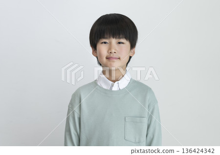 9歲男孩對著鏡頭微笑 9歲男孩對著鏡頭微笑 136424342