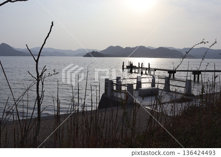 海灣裡的碼頭 136424493