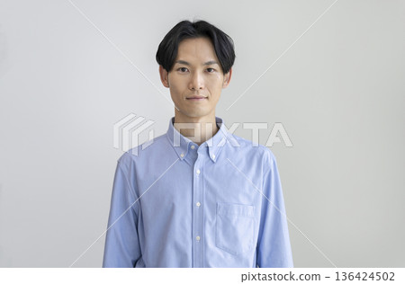 一名 30 多歲的男子對著鏡頭微笑 一名 30 多歲的男子對著鏡頭微笑 136424502