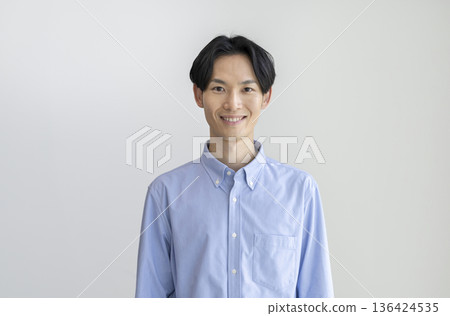 一名 30 多歲的男子對著鏡頭微笑 一名 30 多歲的男子對著鏡頭微笑 136424535