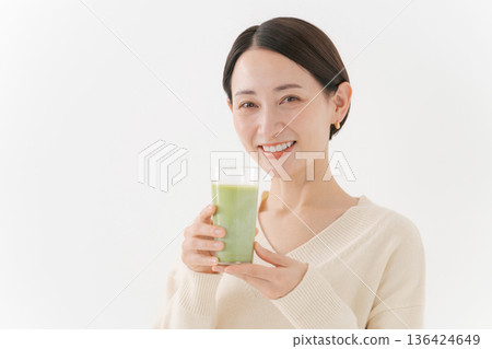 女人手捧抹茶拿鐵 136424649