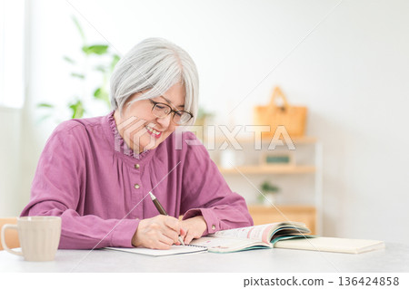 在家學習以獲得資格證書的老年女性(函授課程、遠距學習、阿茲海默症預防) 在家學習以獲得資格證書的老年女性(函授課程、遠距學習、阿茲海默症預防) 136424858