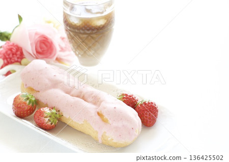 草莓閃電泡芙和冰牛奶咖啡 草莓閃電泡芙和冰牛奶咖啡 136425502