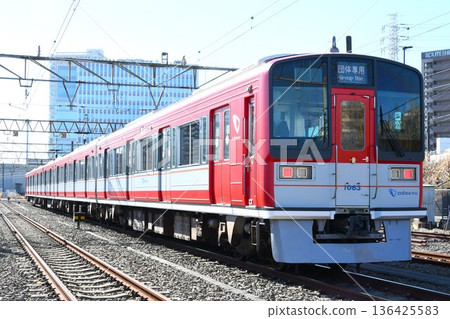 小田急電鐵1000系列車，塗裝為Allegra塗裝，停放在車輛段（僅供團體參觀）。 136425583
