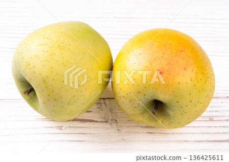 Apple (Shinano Gold) 136425611