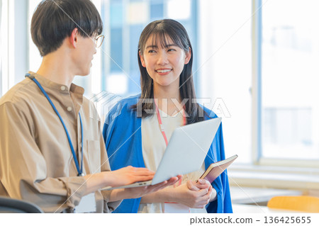 年輕女孩和上班族 136425655