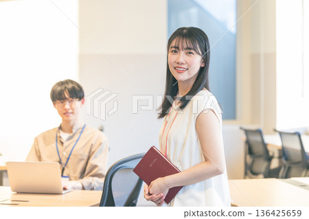 辦公室裡的年輕女子 136425659