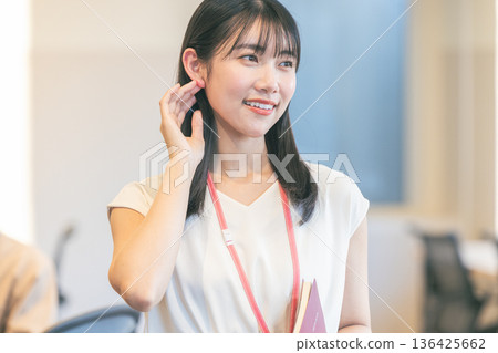 辦公室裡的年輕女子 136425662