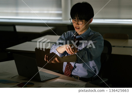 商人因加班而感到疲倦 136425663