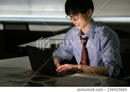商人因加班而感到疲倦 136425664
