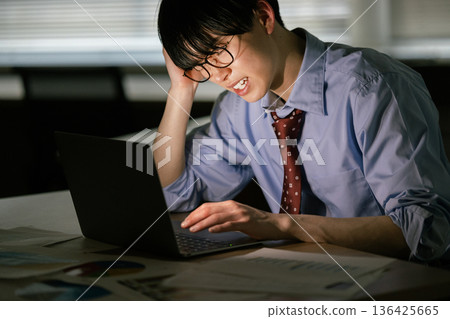 商人因加班而感到疲倦 136425665
