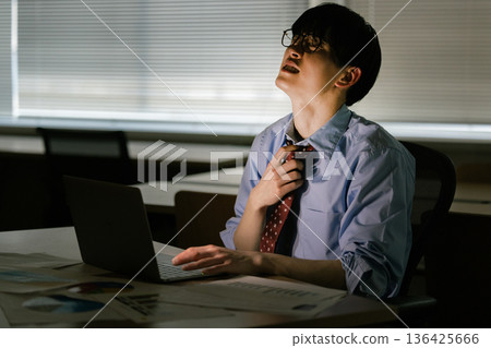 商人因加班而感到疲倦 136425666