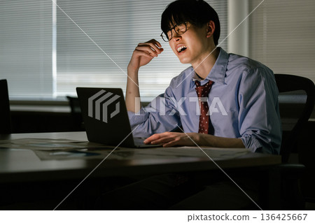 商人因加班而感到疲倦 136425667