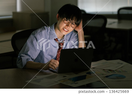 商人因加班而感到疲倦 136425669