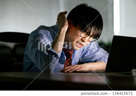 商人因加班而感到疲倦 136425671
