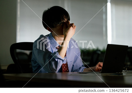 商人因加班而感到疲倦 136425672