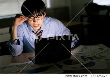 商人因加班而感到疲倦 136425673