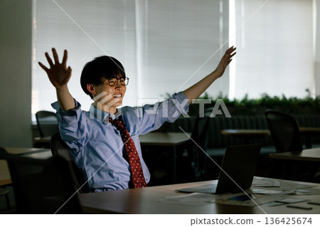 完成工作的男人 136425674