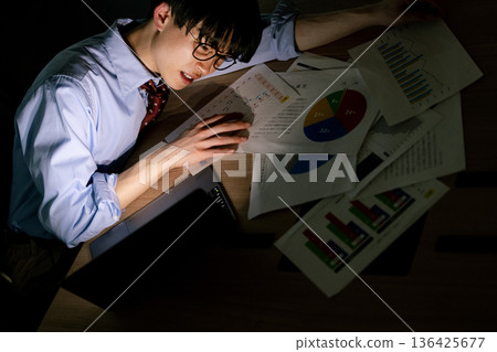 商人因加班而感到疲倦 136425677