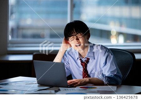 商人因加班而感到疲倦 136425678