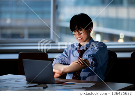 商人因加班而感到疲倦 136425682
