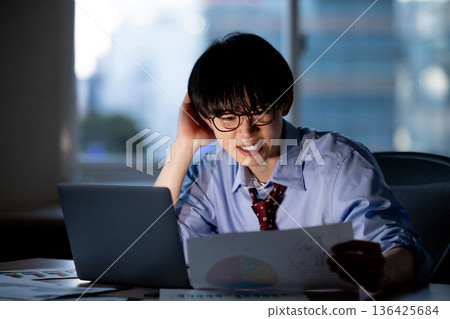 商人因加班而感到疲倦 136425684