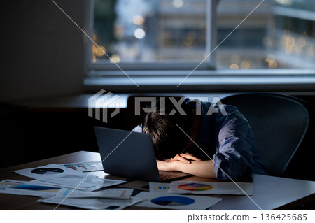 商人因加班而感到疲倦 136425685
