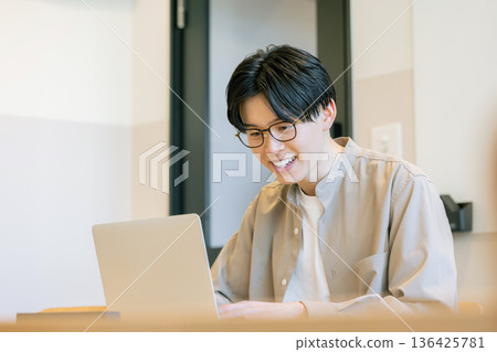 人在咖啡館經營筆記本電腦 136425781