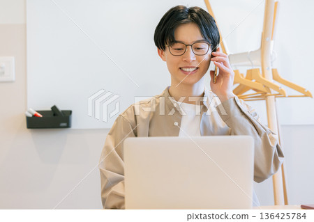 年輕男士辦公室休閒裝 136425784