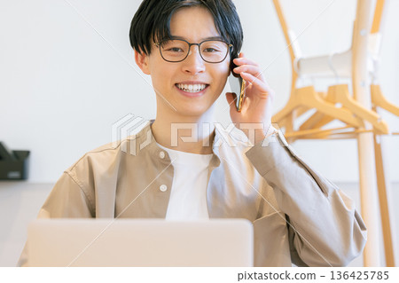 年輕男士辦公室休閒裝 136425785