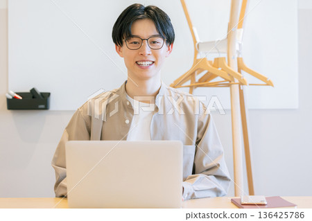 年輕男子在家工作 136425786