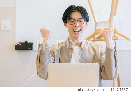 年輕男子在家工作 136425787