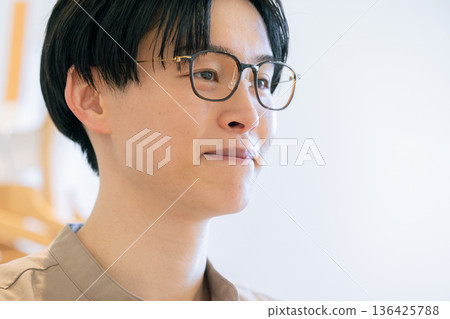 男子戴著眼鏡 136425788