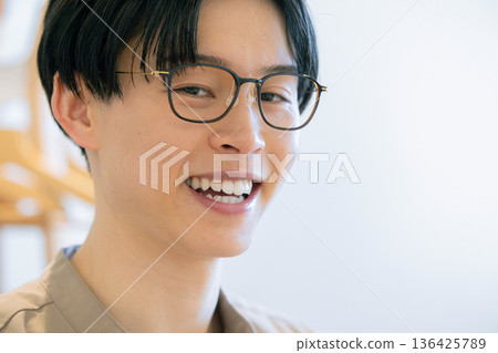 男子戴著眼鏡 136425789