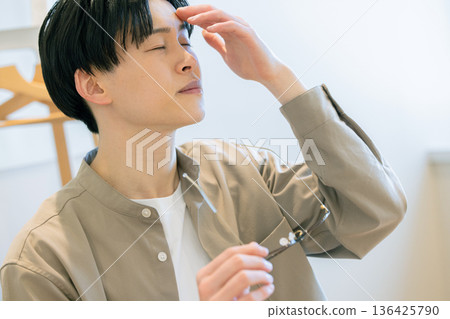 視疲勞男 136425790