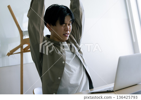 疲憊的男人生意 136425793