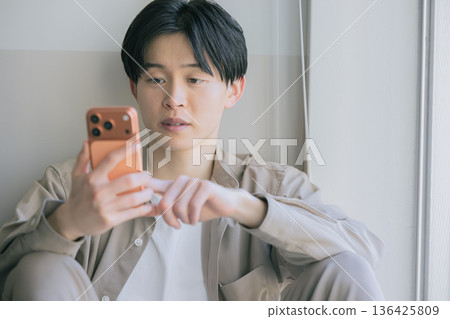 看著智能手機的男人 136425809