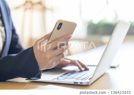 操作智能手機的女商人 136425835