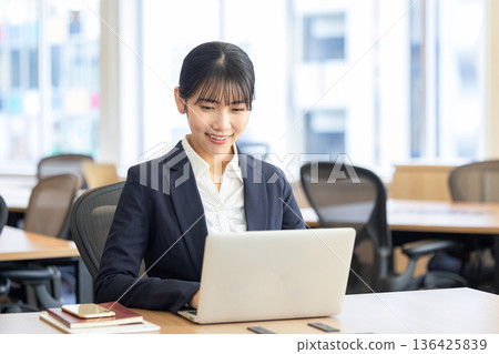 在辦公室工作的婦女 136425839