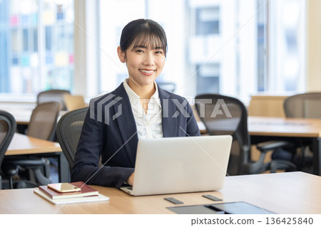 在辦公室工作的婦女 136425840