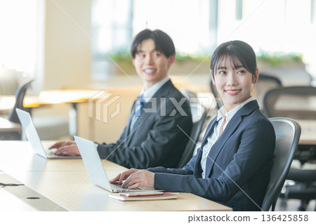 在辦公室工作的商務人士 136425858