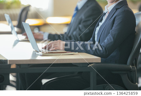 在辦公室工作的商務人士 136425859