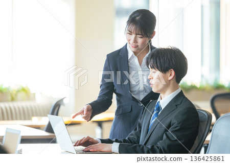 在辦公室工作的商務人士 136425861