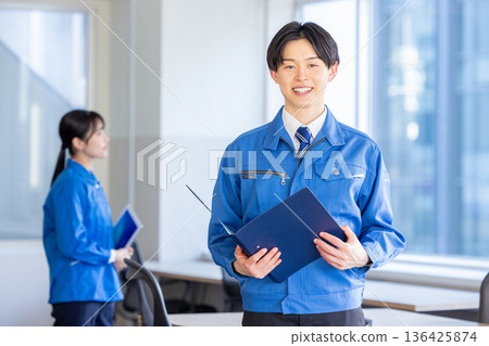 一個穿著工作服的男人 136425874