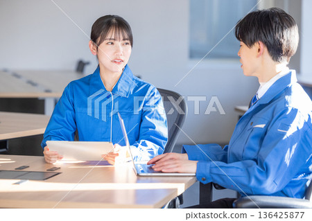 身著工作服的工程師 136425877