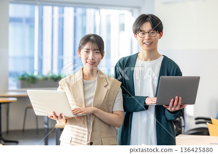 在辦公室工作的男性和女性工程師 136425880