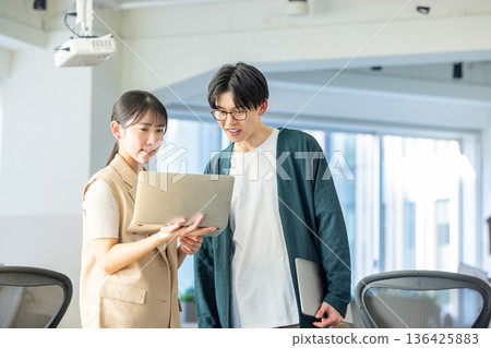 在辦公室工作的男性和女性工程師 136425883