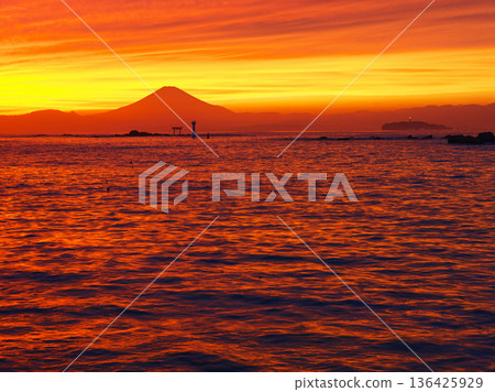 黃昏時分,從神奈川縣葉山町真瀨海灘眺望富士山 黃昏時分,從神奈川縣葉山町真瀨海灘眺望富士山 136425929